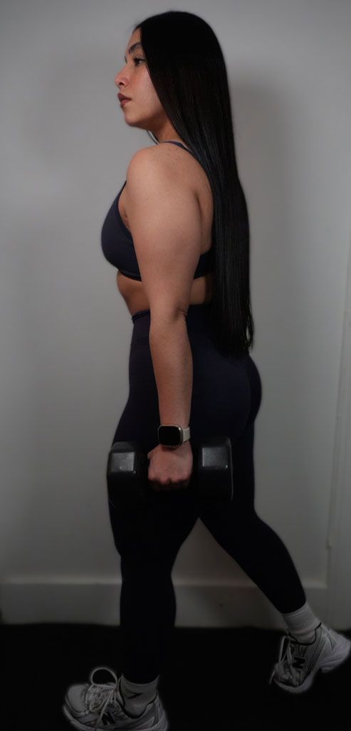 Entrenadora posando de perfil.