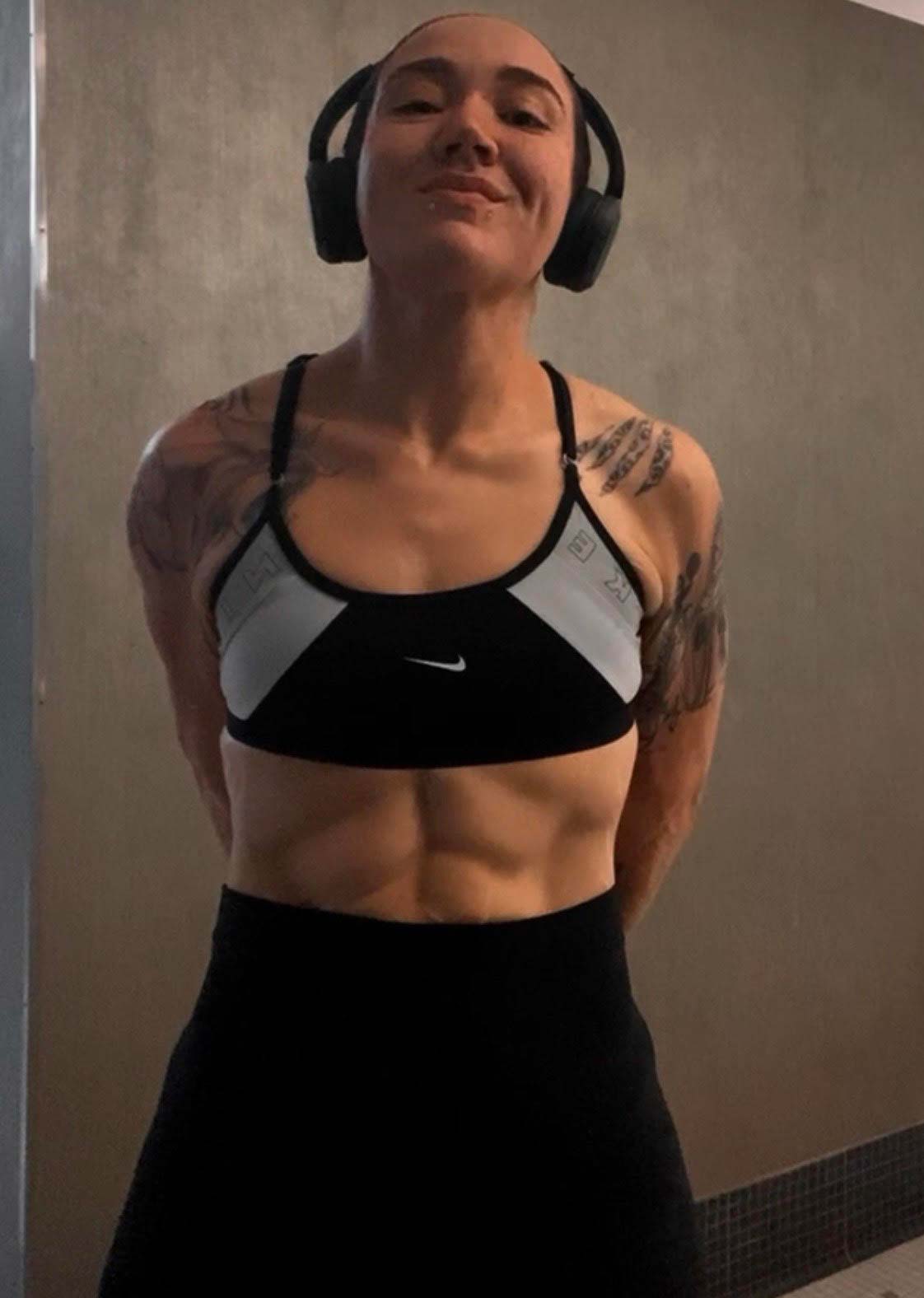 Coach showing her body muscles